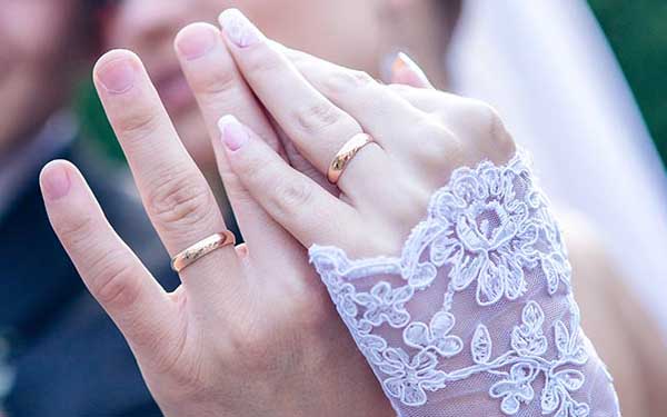 đeo nhẫn cưới ngón nào
